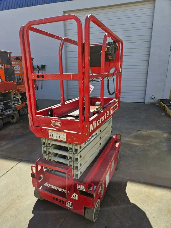 2018 MEC MICRO 19 Scissor Lift