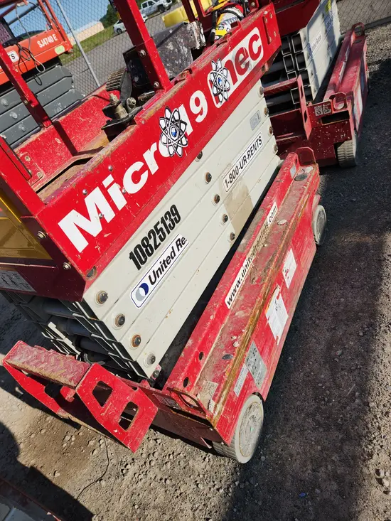 2018 MEC MICRO 19 Scissor Lift