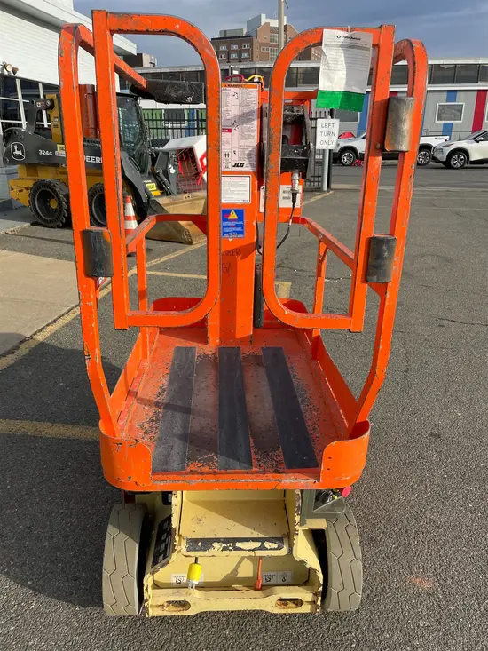 2016 JLG 1230ES Self-Propelled One-Person Lift
