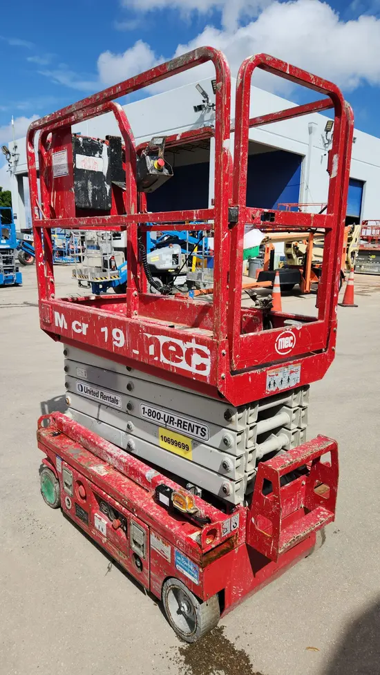 2017 MEC MICRO 19 Scissor Lift