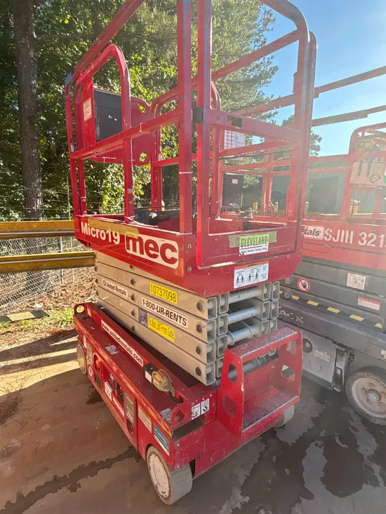 2018 MEC MICRO 19 Scissor Lift