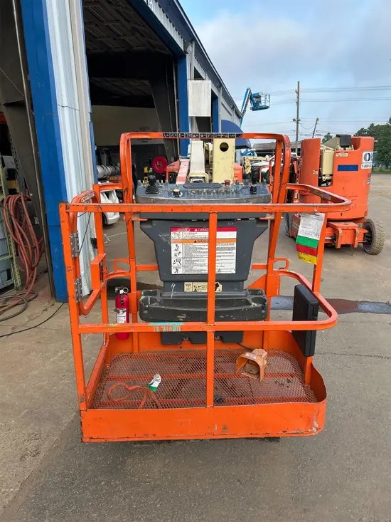 2014 JLG E400AJPN Articulating Boom Lift