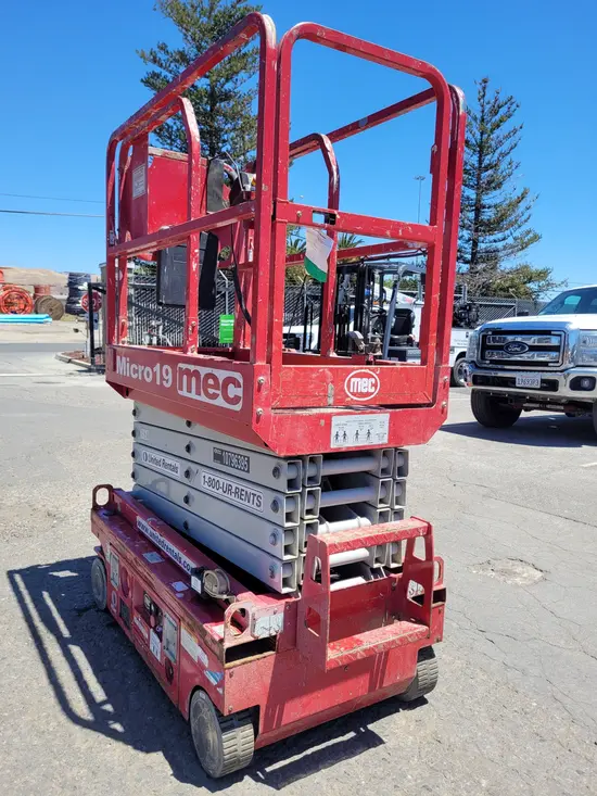 2018 MEC MICRO 19 Scissor Lift