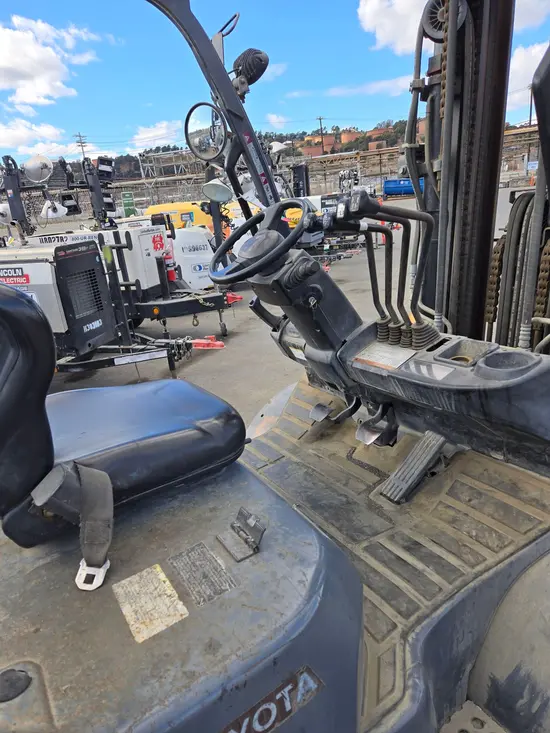 2015 Toyota 8FD35U Warehouse Forklift