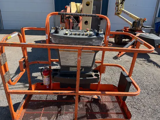 2014 JLG E450AJ Articulating Boom Lift