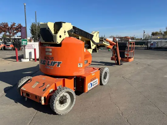2016 JLG E400AJPN Articulating Boom Lift