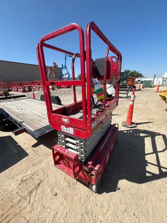 2018 MEC MICRO 19 Scissor Lift