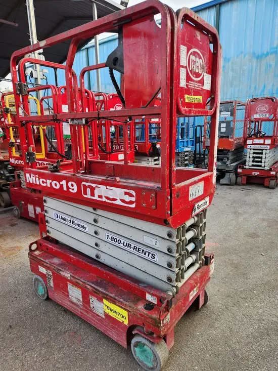 2017 MEC MICRO 19 Scissor Lift