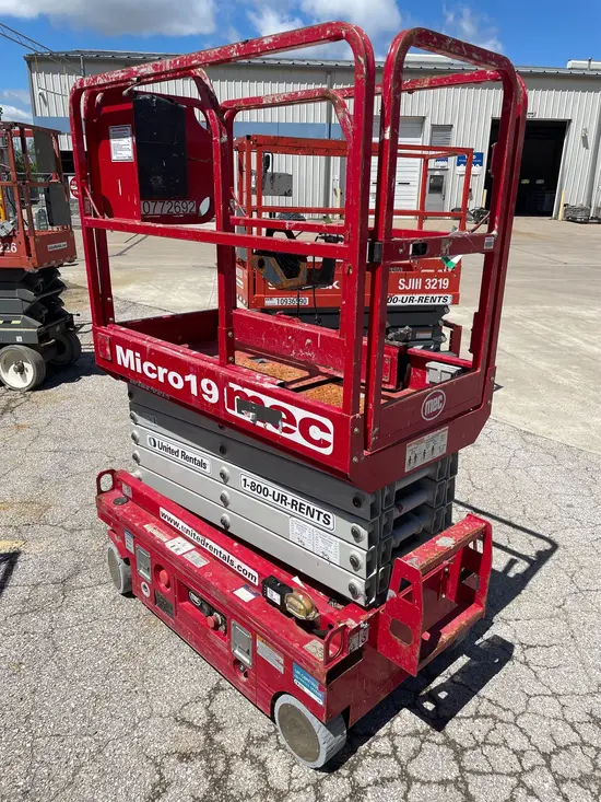 2018 MEC MICRO 19 Scissor Lift