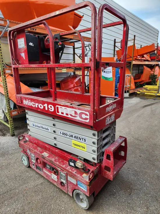 2017 MEC MICRO 19 Scissor Lift