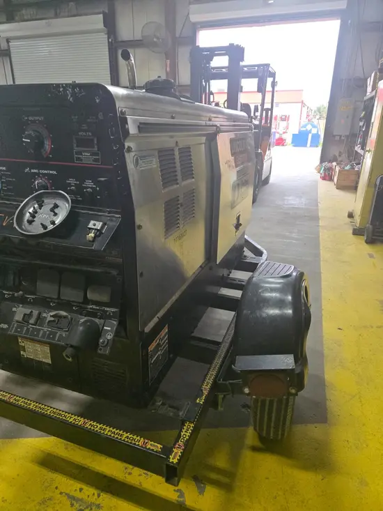2021 Lincoln Electric VANTAGE 322 Welder