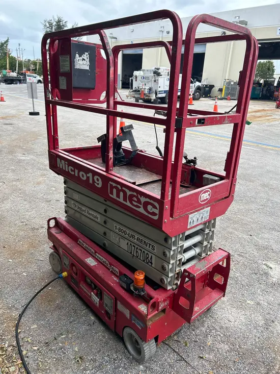 2018 MEC MICRO 19 Scissor Lift