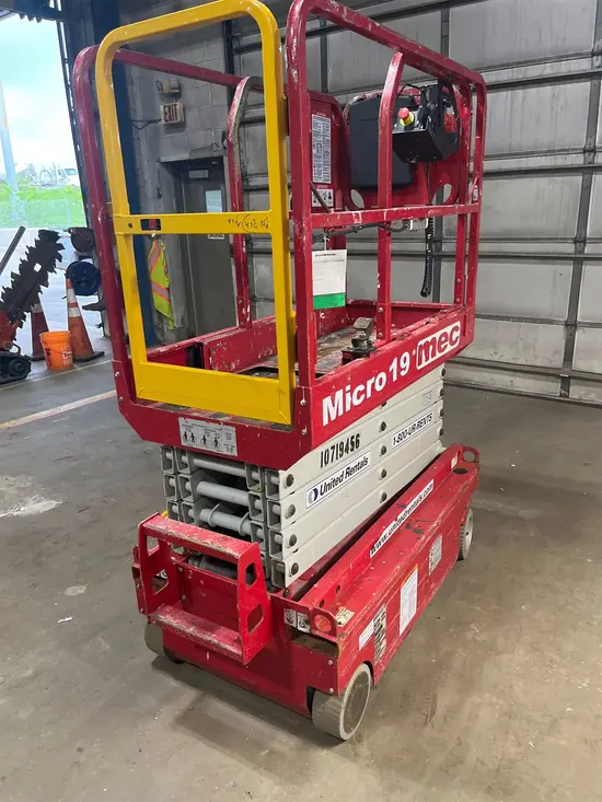 2018 MEC MICRO 19 Scissor Lift