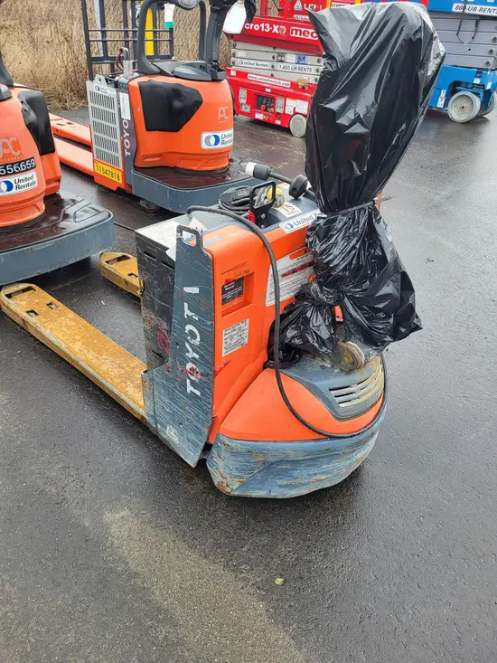2022 Toyota 8HBW23 Jack