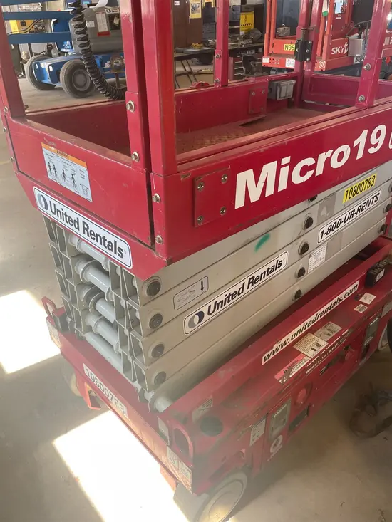 2018 MEC MICRO 19 Scissor Lift