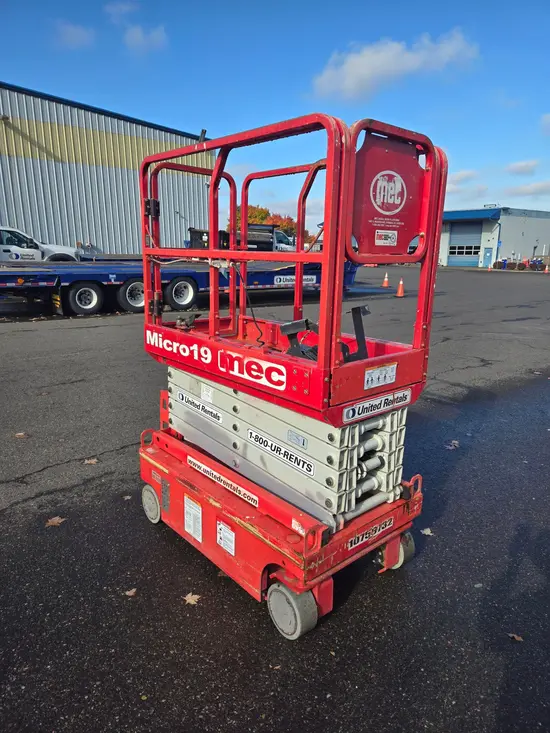 2018 MEC MICRO 19 Scissor Lift