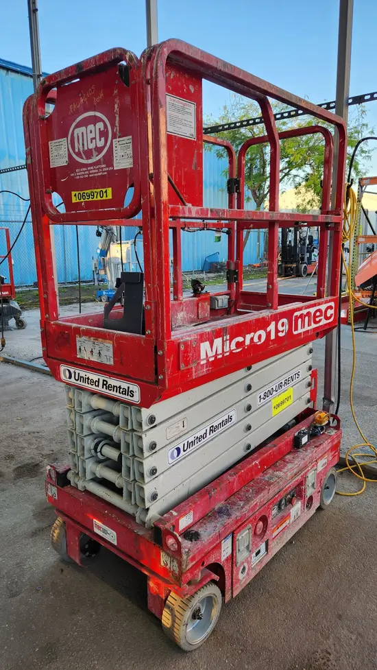 2017 MEC MICRO 19 Scissor Lift