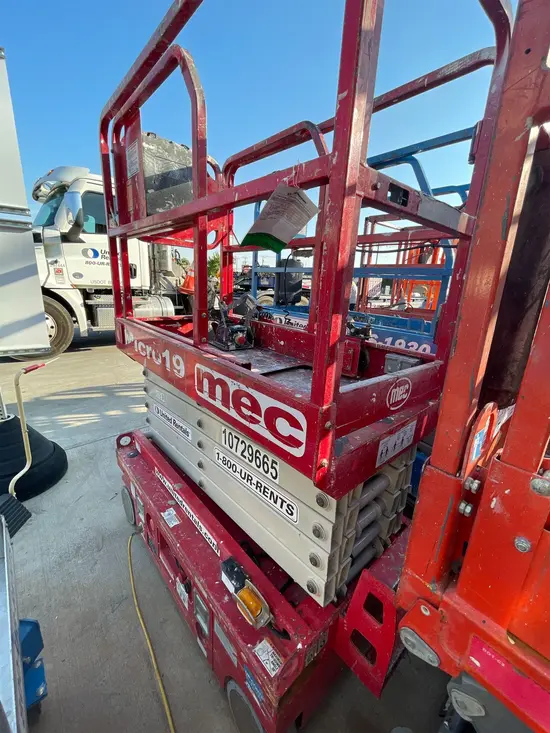 2018 MEC MICRO 19 Scissor Lift