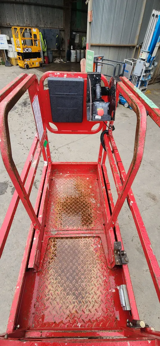 2018 MEC MICRO 19 Scissor Lift