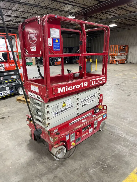 2018 MEC MICRO 19 Scissor Lift