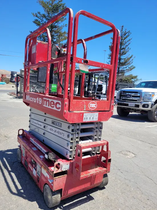 2018 MEC MICRO 19 Scissor Lift