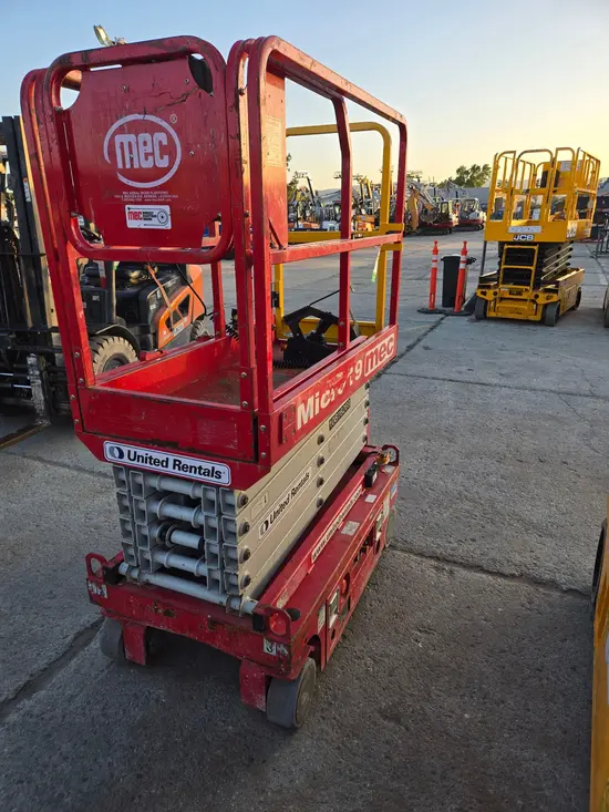 2018 MEC MICRO 19 Scissor Lift
