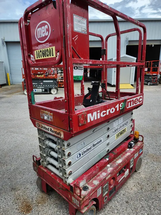 2018 MEC MICRO 19 Scissor Lift