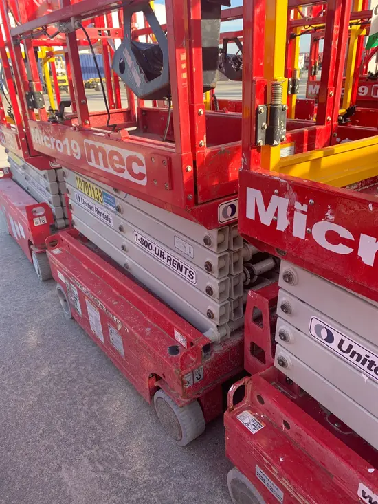 2017 MEC MICRO 19 Scissor Lift