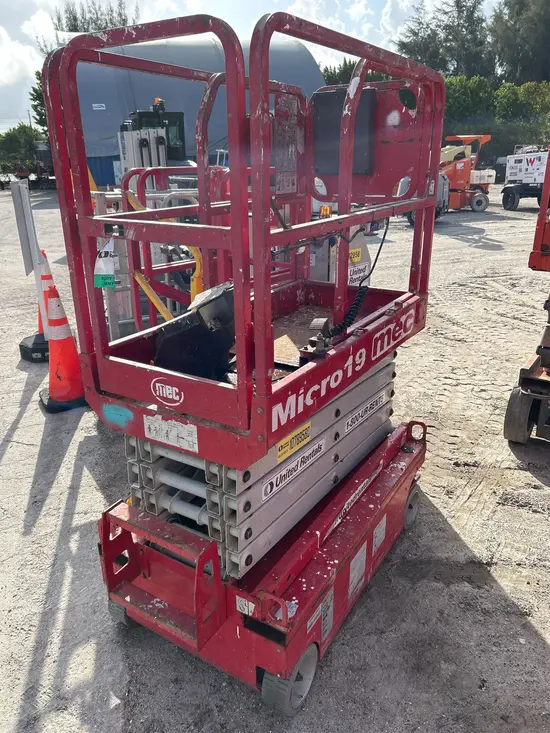 2018 MEC MICRO 19 Scissor Lift