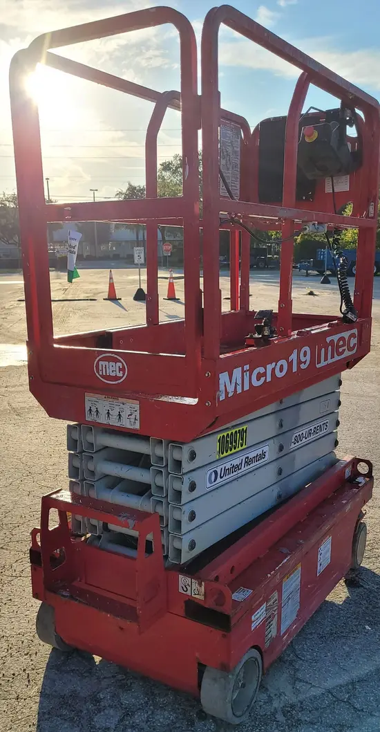 2017 MEC MICRO 19 Scissor Lift