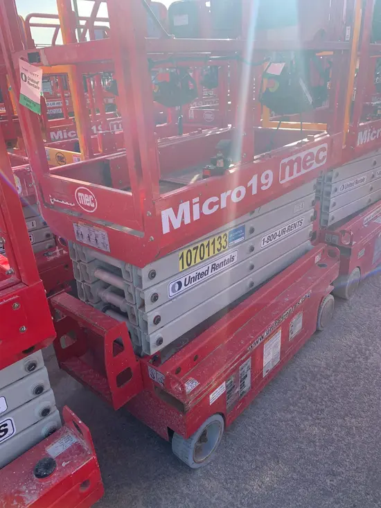 2017 MEC MICRO 19 Scissor Lift