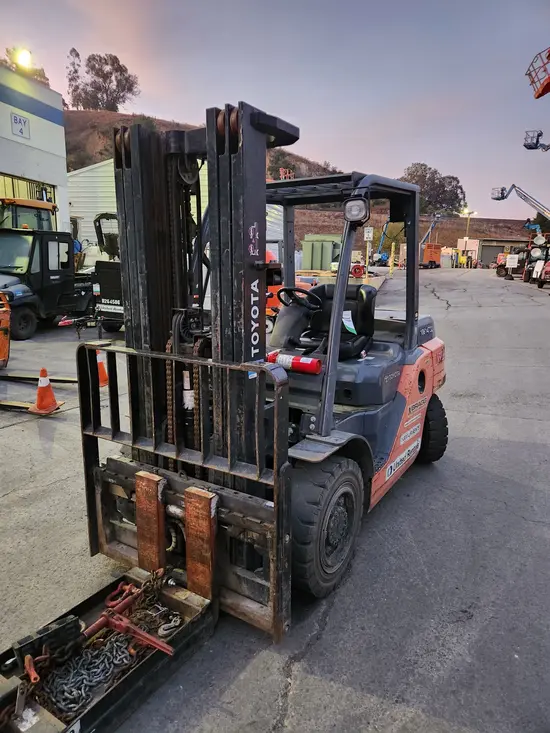 2017 Toyota 8FD35U Warehouse Forklift
