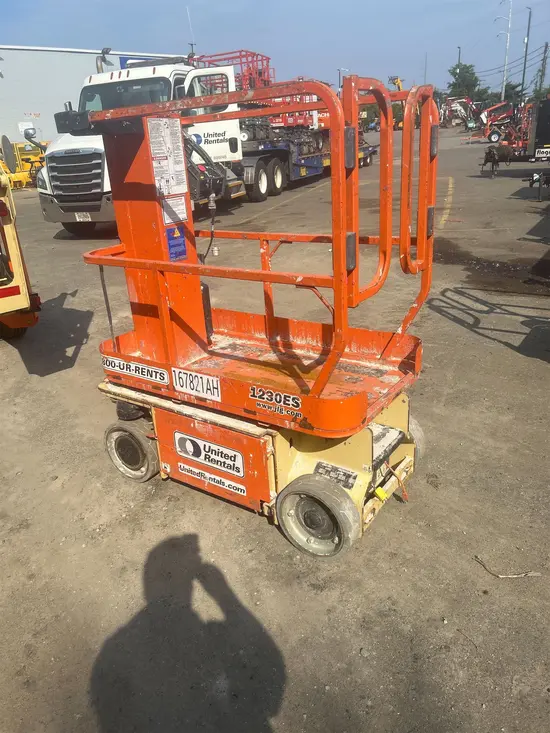 2016 JLG 1230ES Self-Propelled One-Person Lift