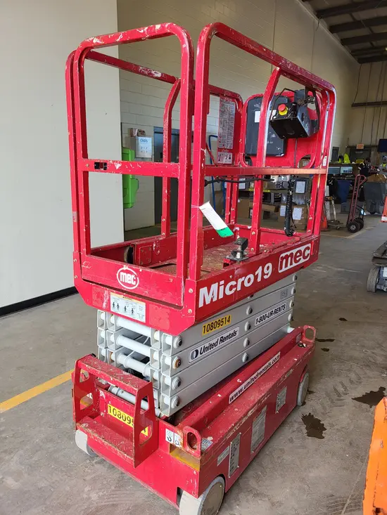 2018 MEC MICRO 19 Scissor Lift
