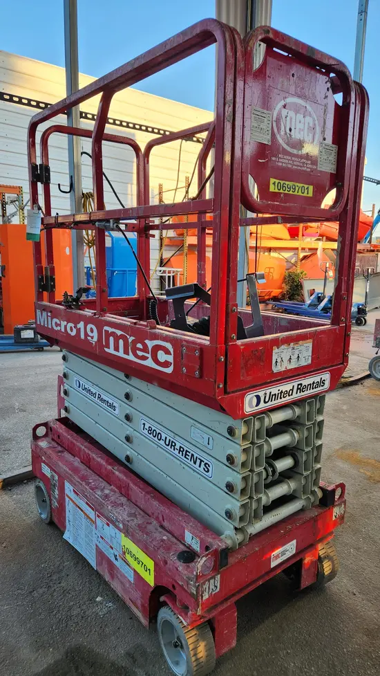 2017 MEC MICRO 19 Scissor Lift