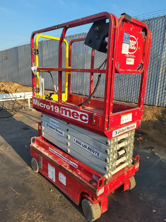 2018 MEC MICRO 19 Scissor Lift