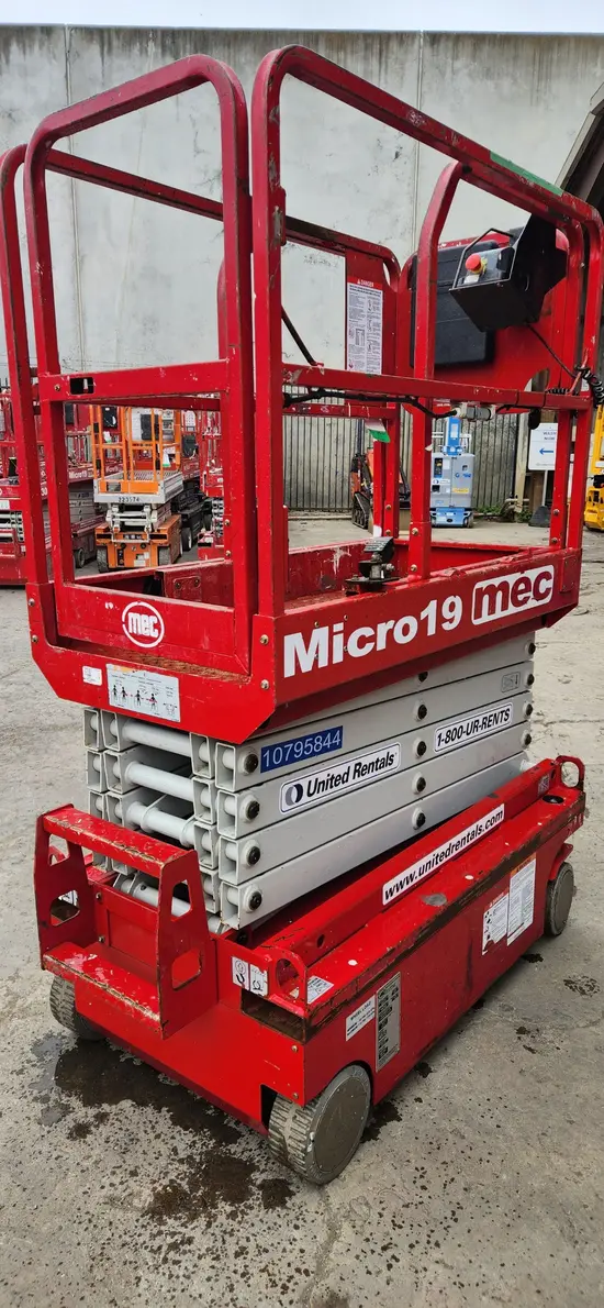 2018 MEC MICRO 19 Scissor Lift
