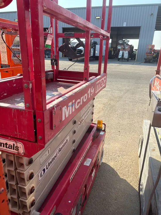 2018 MEC MICRO 19 Scissor Lift