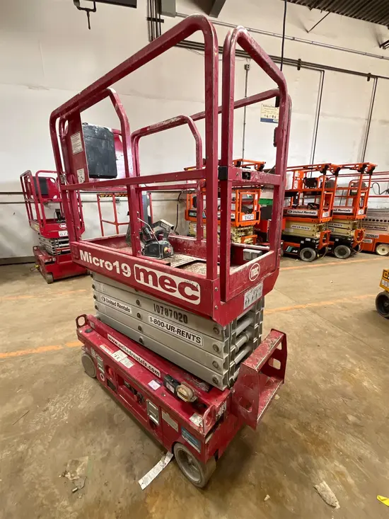 2018 MEC MICRO 19 Scissor Lift
