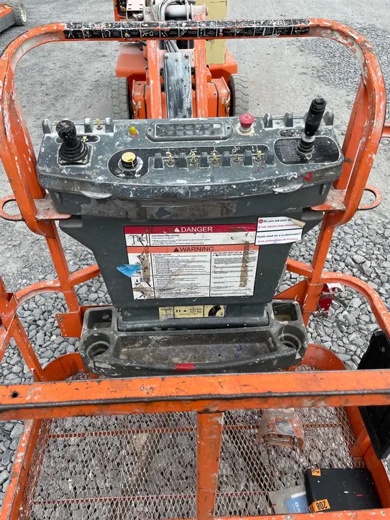 2013 JLG E400AJPN Articulating Boom Lift