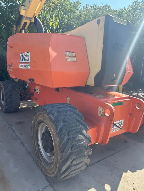 2013 JLG 800AJ Articulating Boom Lift