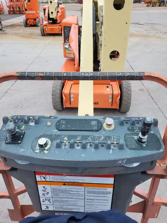 2013 JLG E400AN Articulating Boom Lift