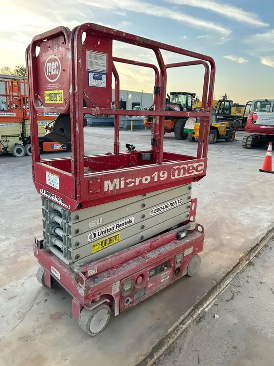 2017 MEC MICRO 19 Scissor Lift