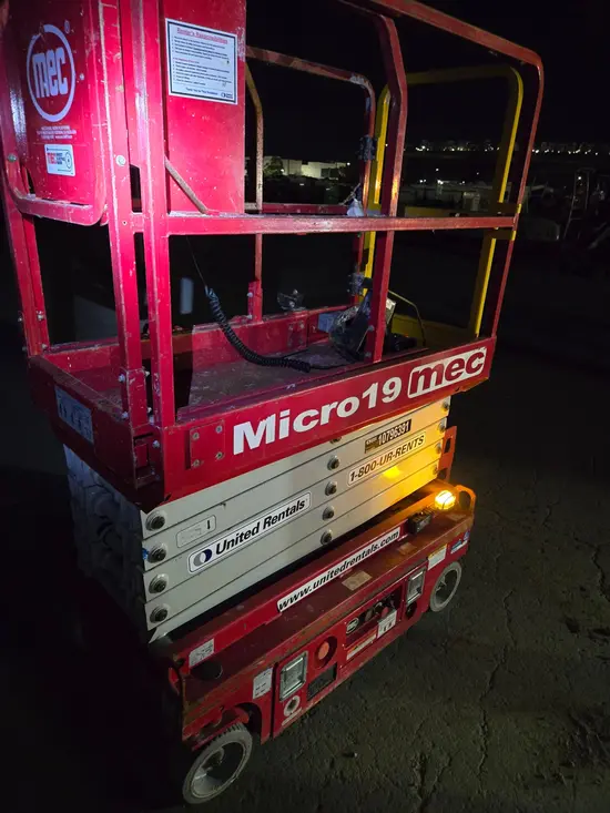2018 MEC MICRO 19 Scissor Lift