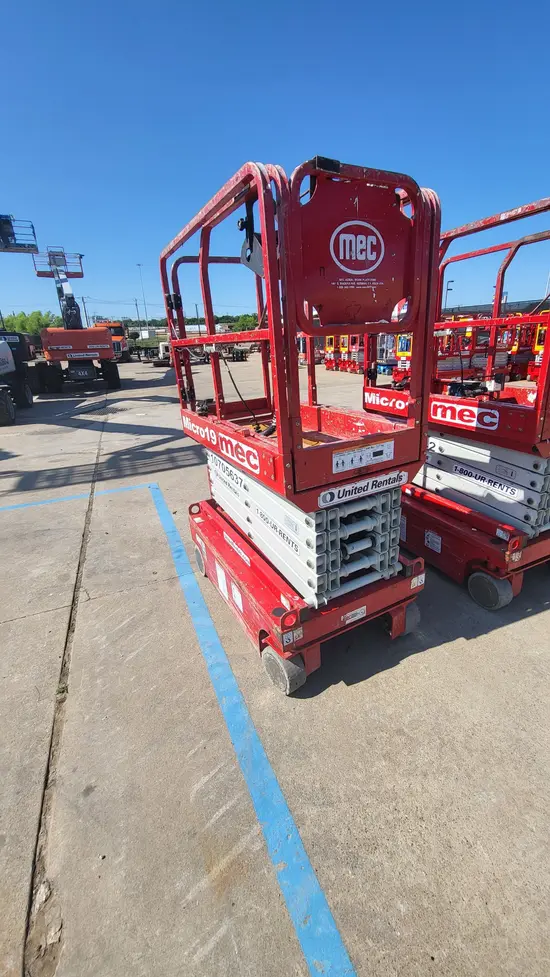 2018 MEC MICRO 19 Scissor Lift