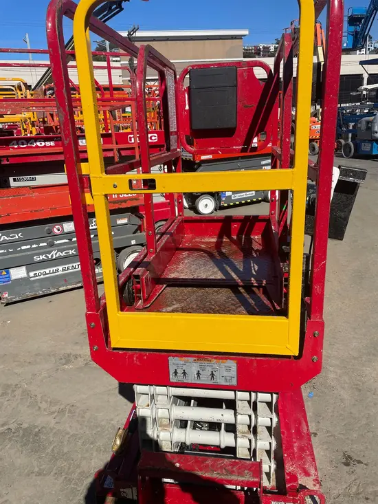 2018 MEC MICRO 19 Scissor Lift