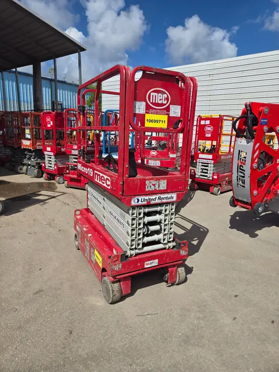 2017 MEC MICRO 19 Scissor Lift