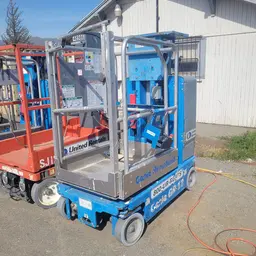 2016 Genie GR-12 Self-Propelled One-Person Lift