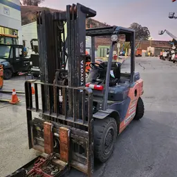 2017 Toyota 8FD35U Warehouse Forklift