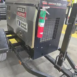2021 Lincoln Electric VANTAGE 322 Welder